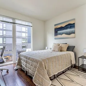 Close Downtown Modern - Pet Friendly, Wifi, Rooftop Views Apartment