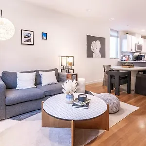 Ballard's Pet-friendly Mid Century + Rooftop Deck Holiday home